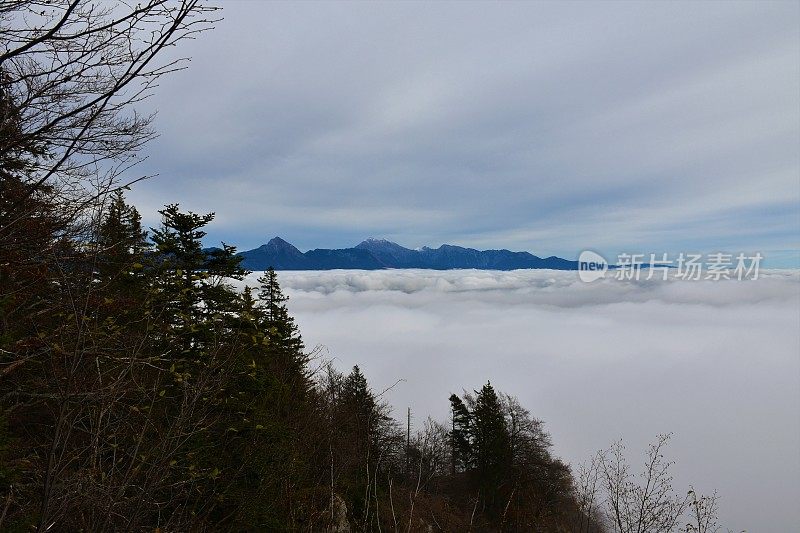 在Bela Pec, Jelovica和斯洛文尼亚戈伦尼斯卡的Kamnik-Savinja阿尔卑斯山的低层云的木凳观景台